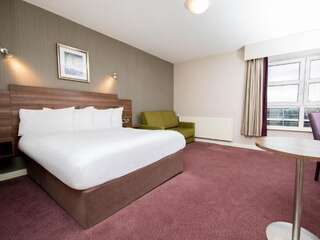 Отель Jurys Inn Galway Голуэй Семейный номер (для 2 взрослых и 2 детей)-1